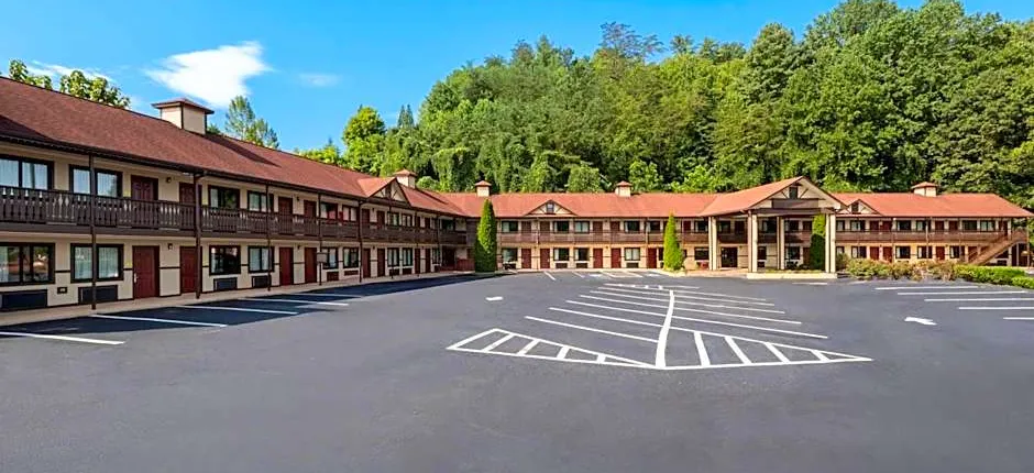 Super 8 by Wyndham Helen