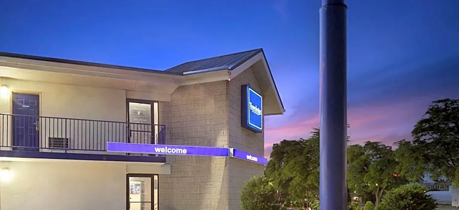 Travelodge by Wyndham Madison Heights MI
