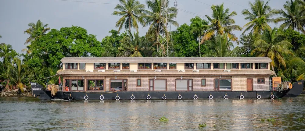 OYO 22759 Houseboat Luxury Smart Gold 6 BHK
