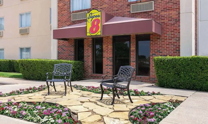 Super 8 by Wyndham Grapevine / DFW Airport Northwest