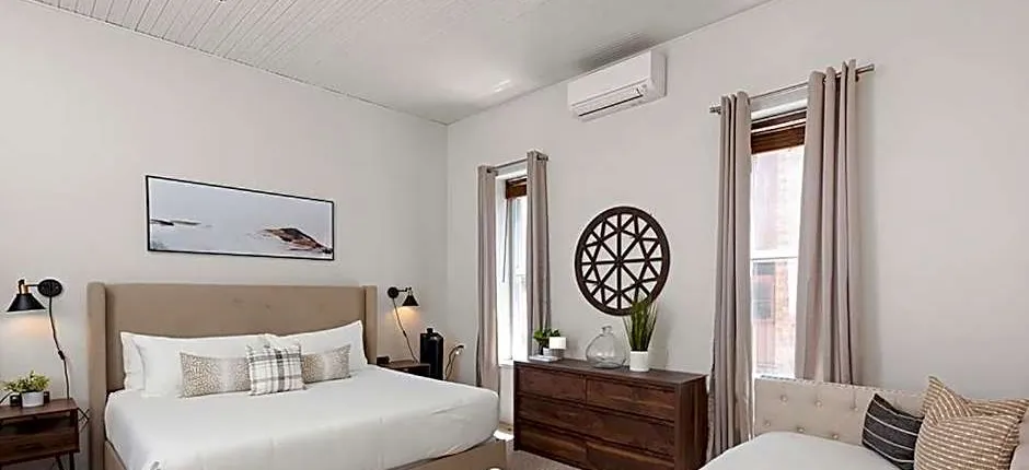 Independence Square 211, Chic Hotel Room with Mountain Views, A/C, & Rooftop Hot Tub