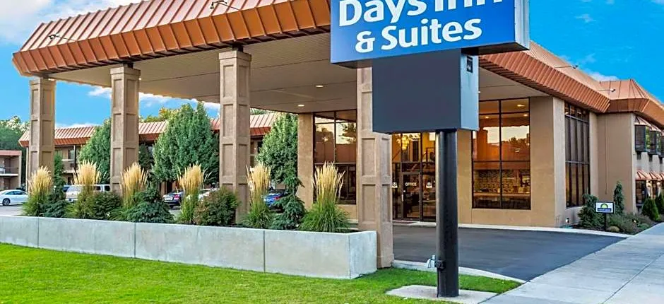 Days Inn & Suites by Wyndham Logan