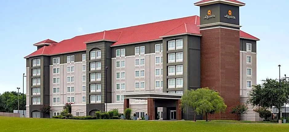 La Quinta Inn & Suites by Wyndham Arlington North Six Flags Drive