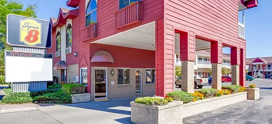 Super 8 by Wyndham Mackinaw City/Beachfront Area