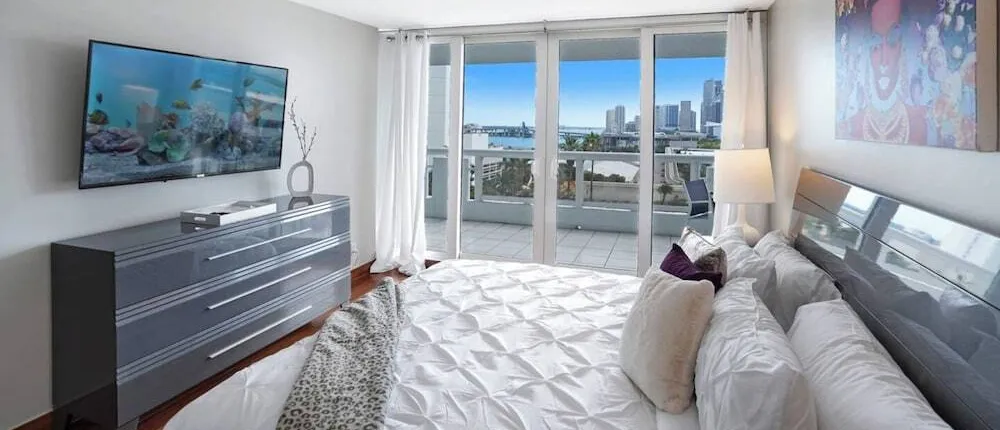 Bay Overlooking Condo With Balcony