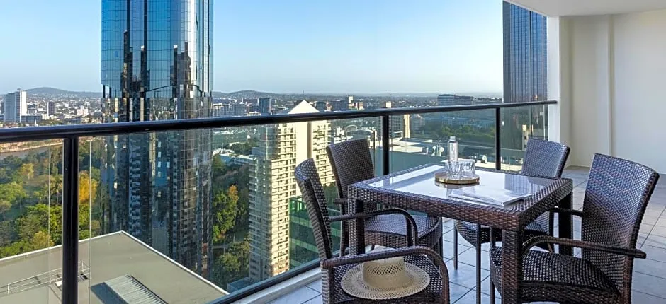 Oaks Brisbane River City Suites