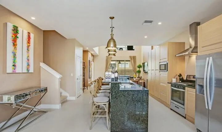 Amazing 3 Bedroom Magic Village Townhome 7607re