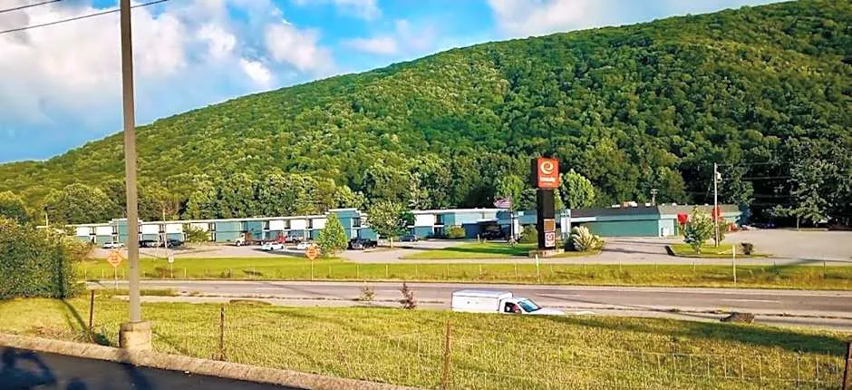 Econo Lodge Inn & Suites