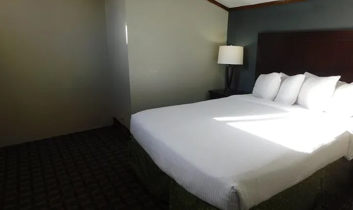 Days Inn & Suites by Wyndham Downtown Gatlinburg Parkway