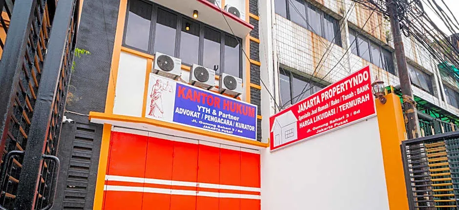 RedDoorz near Stasiun Senen