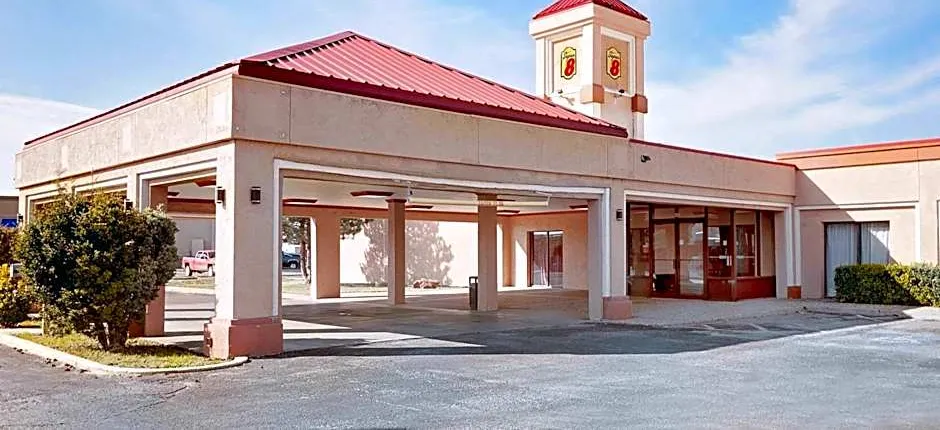 Super 8 by Wyndham Plainview