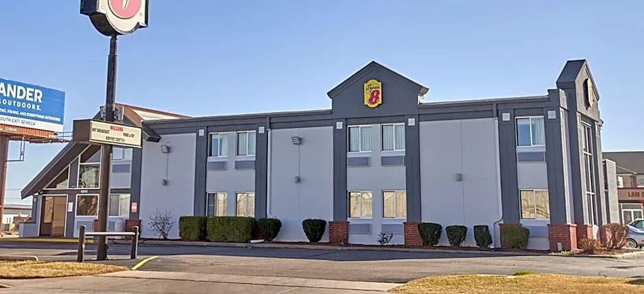 Super 8 by Wyndham Wichita Airport