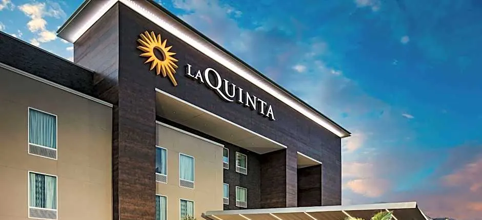 La Quinta Inn & Suites by Wyndham Dallas Plano - The Colony