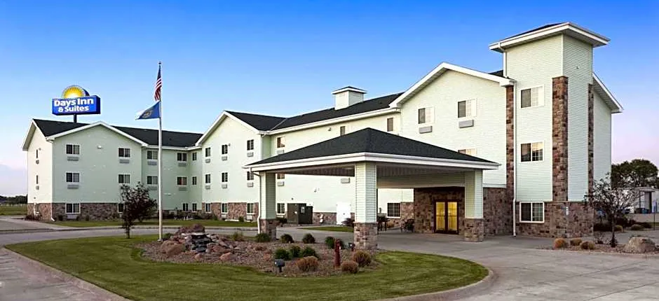 Days Inn & Suites by Wyndham Columbus NE