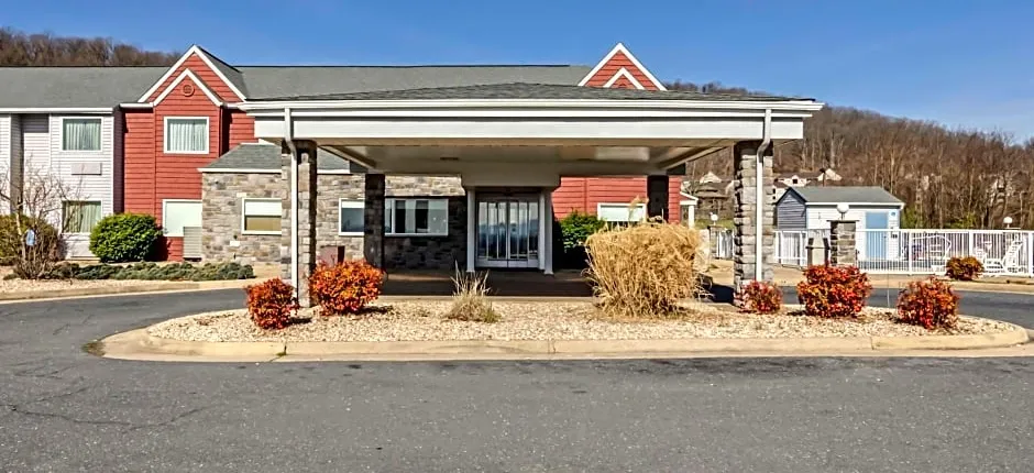 Clarion Pointe Staunton East