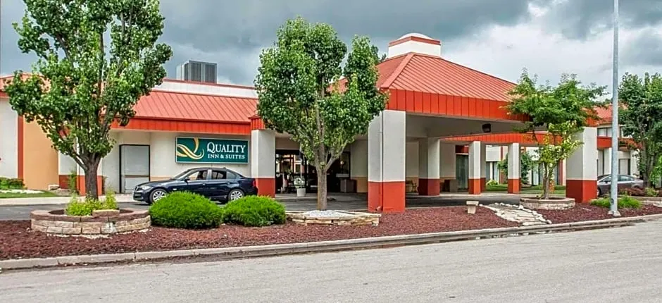 Quality Inn & Suites Kansas City I-435n Near Sports Complex