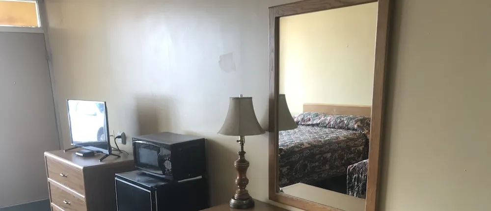 Budget Host Village Inn