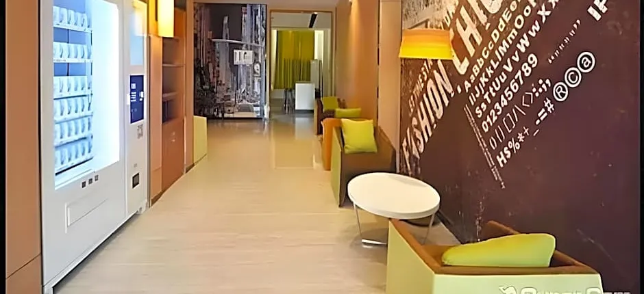 IU Hotel Zhengzhou Xinzheng Sias International University Branch