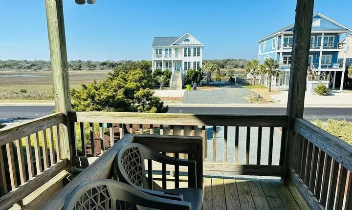 Great Place 5 Bedroom Home by RedAwning