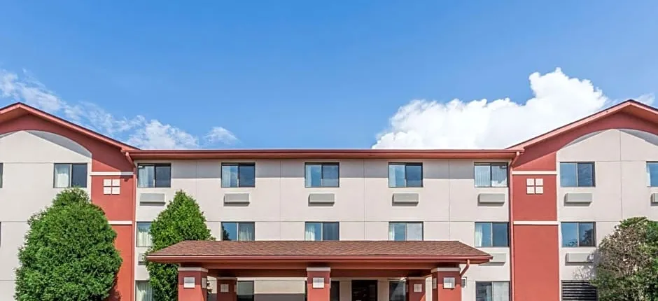 Super 8 by Wyndham St. Charles