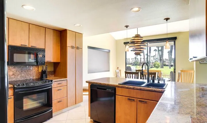 Sunny Palm Desert Escape w / Resort Amenities!
