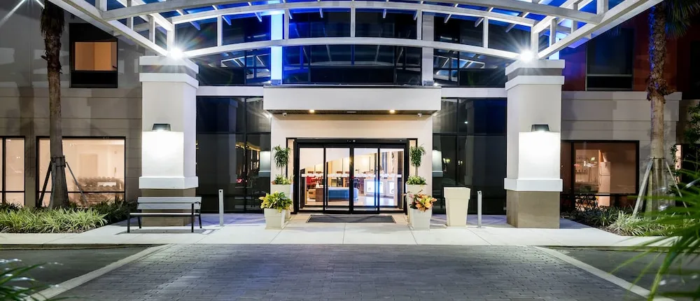 HOLIDAY INN EXPRESS & SUITES LAKELAND SOUTH