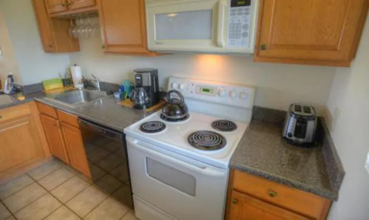 Menehune Shores 225 Ocean Front 2-Bedroom Air-Conditioned Condo with a Tremendous View