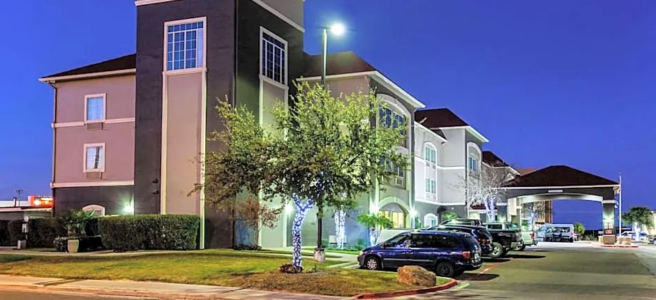 La Quinta Inn & Suites by Wyndham Laredo Airport