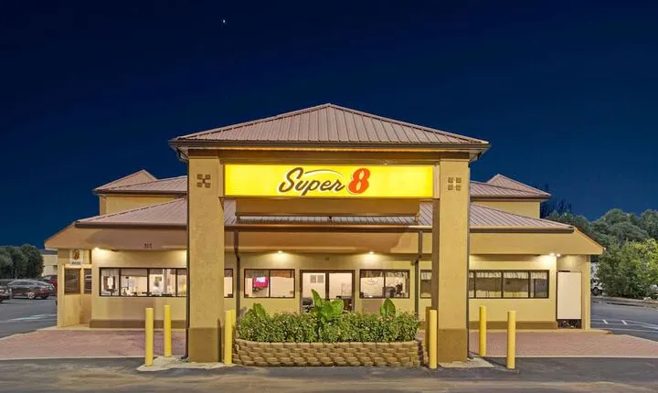 Super 8 by Wyndham Suwanee