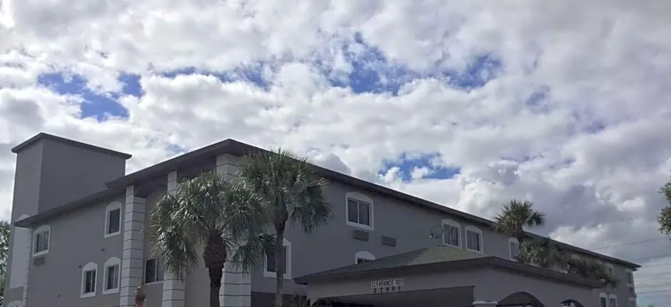Days Inn & Suites by Wyndham Bonita Springs North Naples