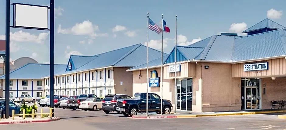 Days Inn & Suites by Wyndham Laredo