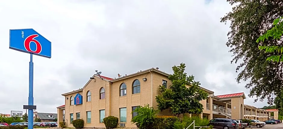 Motel 6-San Antonio, TX - Fiesta Trails