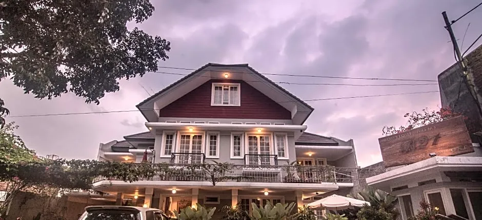 Front One Boutique Baluran Malang