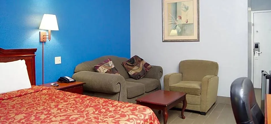 Holiday Lodge & Suites