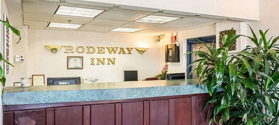 Red Roof PLUS+ & Suites Virginia Beach – Seaside