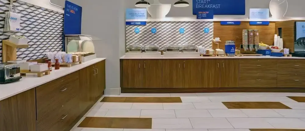 Holiday Inn Express & Suites Lenexa Overland Park Area