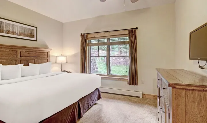 Rocky Mountain Luxury Large Ski-in Winter Townhome 6ppl 2 Bedroom Townhouse by RedAwning