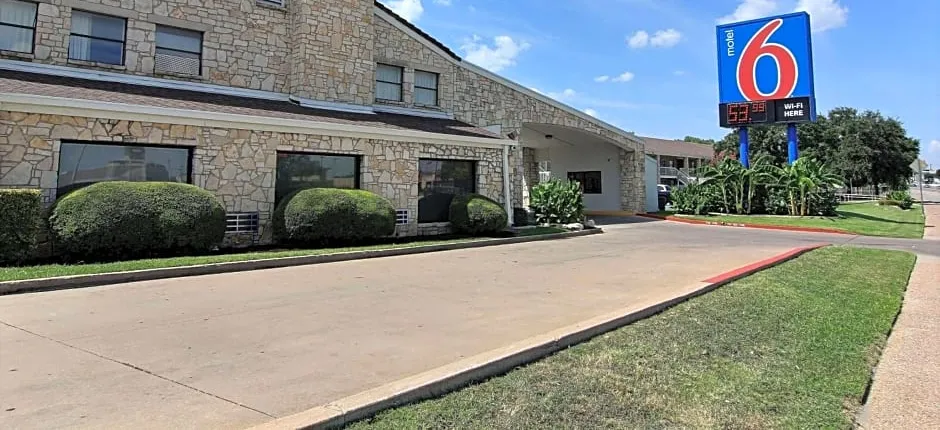 Motel 6 Austin, TX - Central Downtown UT