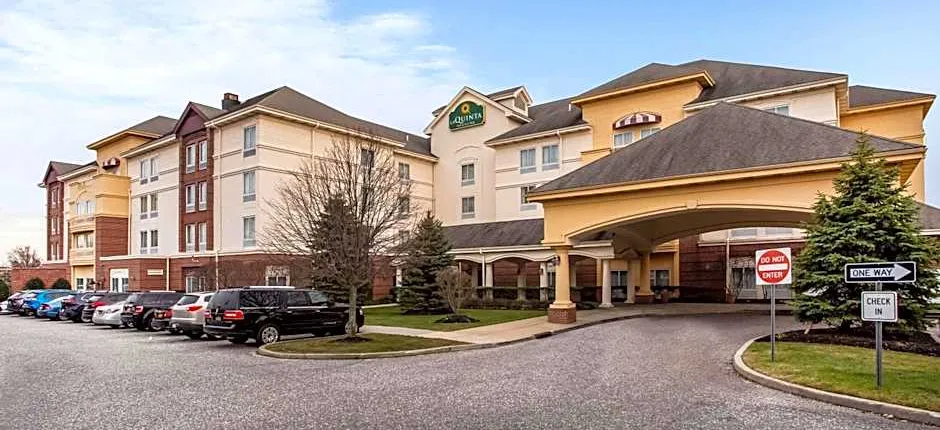 La Quinta Inn & Suites by Wyndham Islip Macarthur Airport