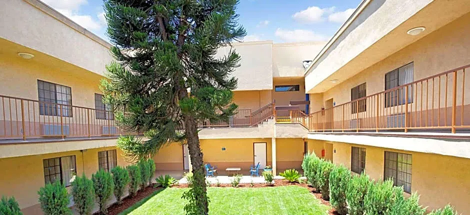 Days Inn & Suites by Wyndham Artesia