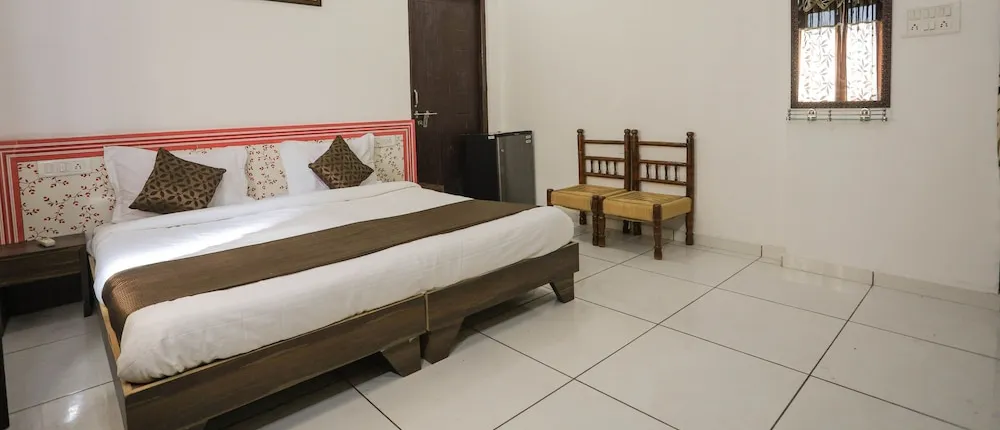 OYO 9760 Home Tej Vilas Near Celebration Mall