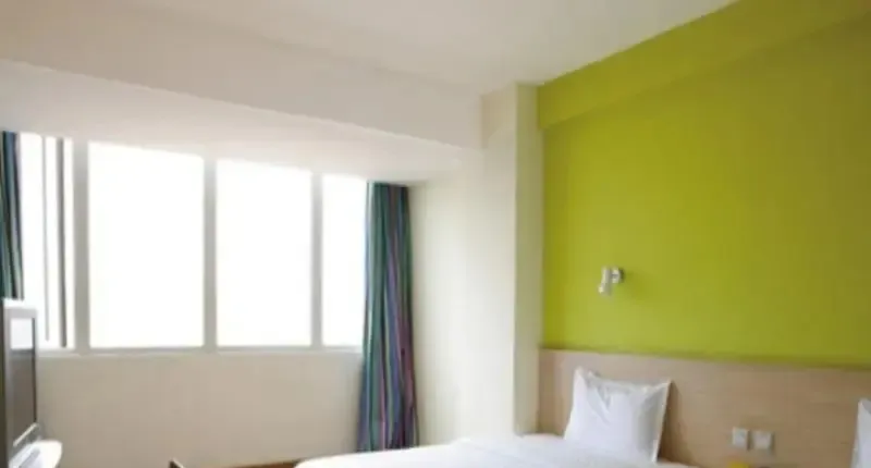 Local Hotels (Guangzhou Jiangnanxi Changgang Road Metro Station)