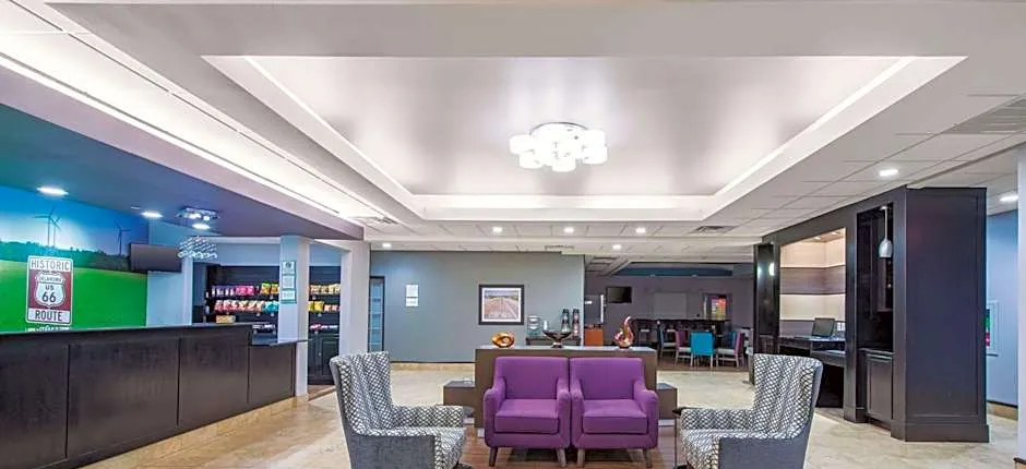 La Quinta Inn & Suites by Wyndham Tulsa Airport