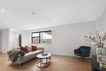 Guest Ready - Oak Crescent City House, London, E14, London