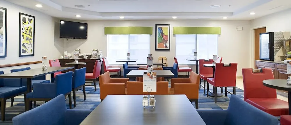Holiday Inn Express & Suites Brookings, an IHG Hotel