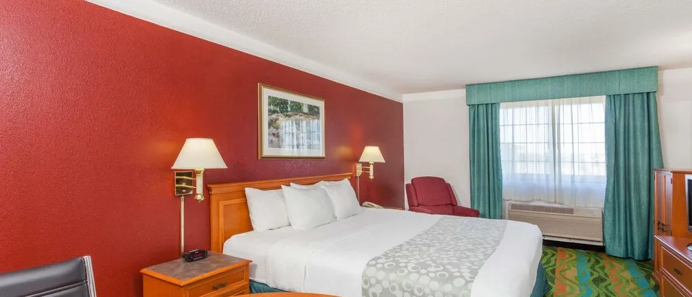 Days Inn & Suites by Wyndham Arlington Heights