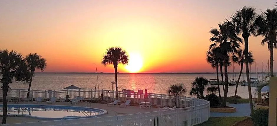 Quality Inn & Suites Gulf Breeze Bayside near Pensacola Beach