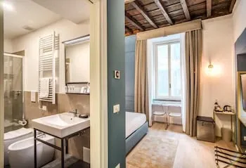 Magenta Luxury Capranica