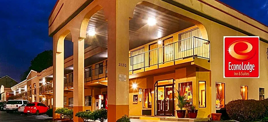 Econo Lodge Inn & Suites