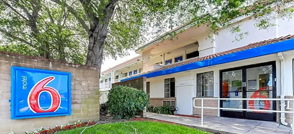 Motel 6-Pinole, CA